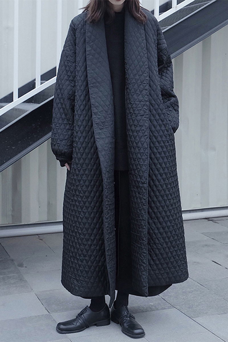 Grand manteau d'hiver à col châle et poches, texture casual, taille grande.