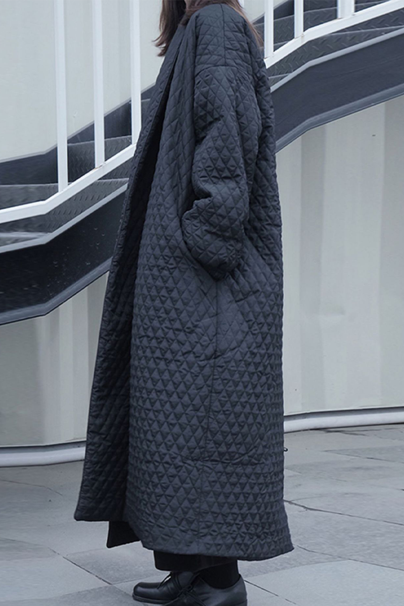 Grand manteau d'hiver à col châle et poches, texture casual, taille grande.