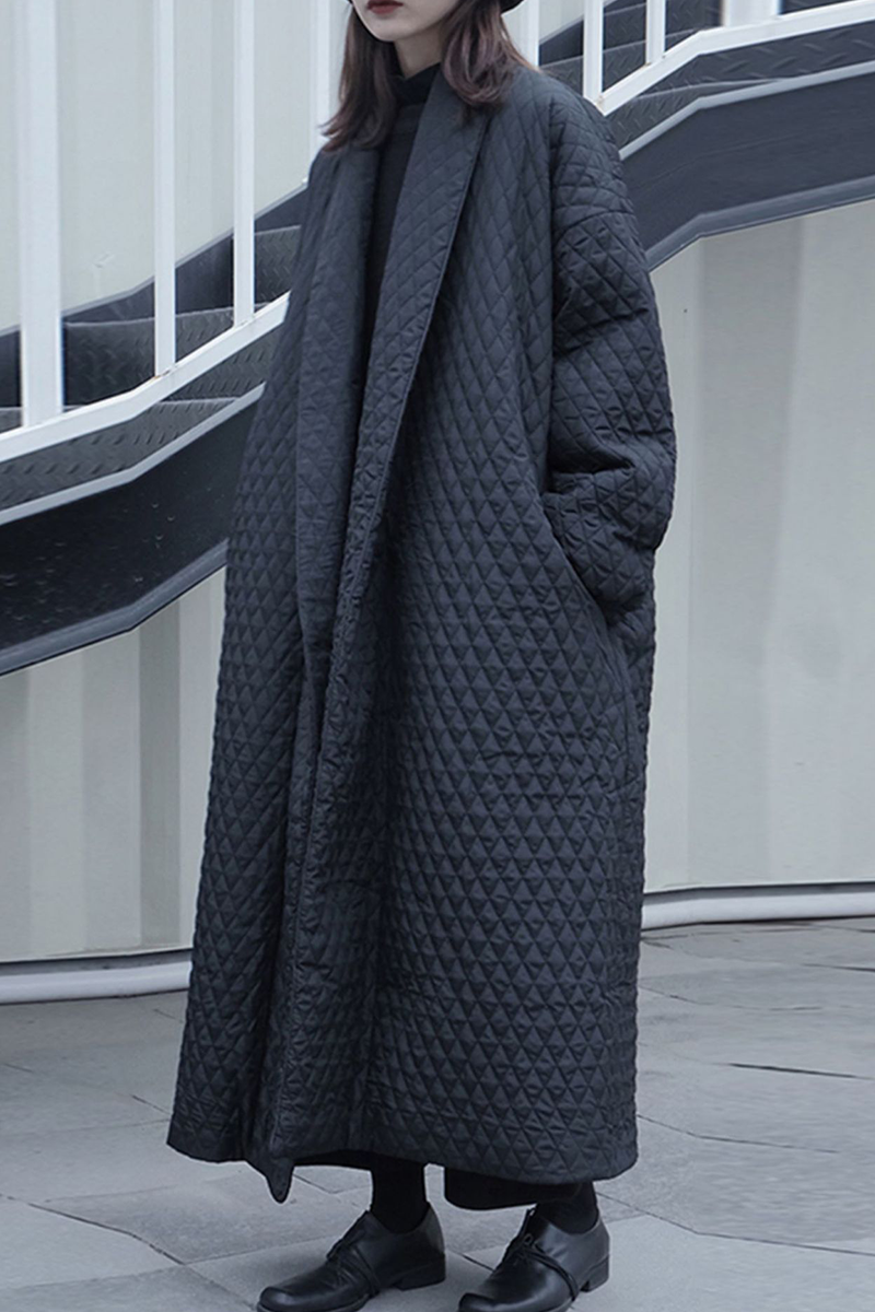 Grand manteau d'hiver à col châle et poches, texture casual, taille grande.