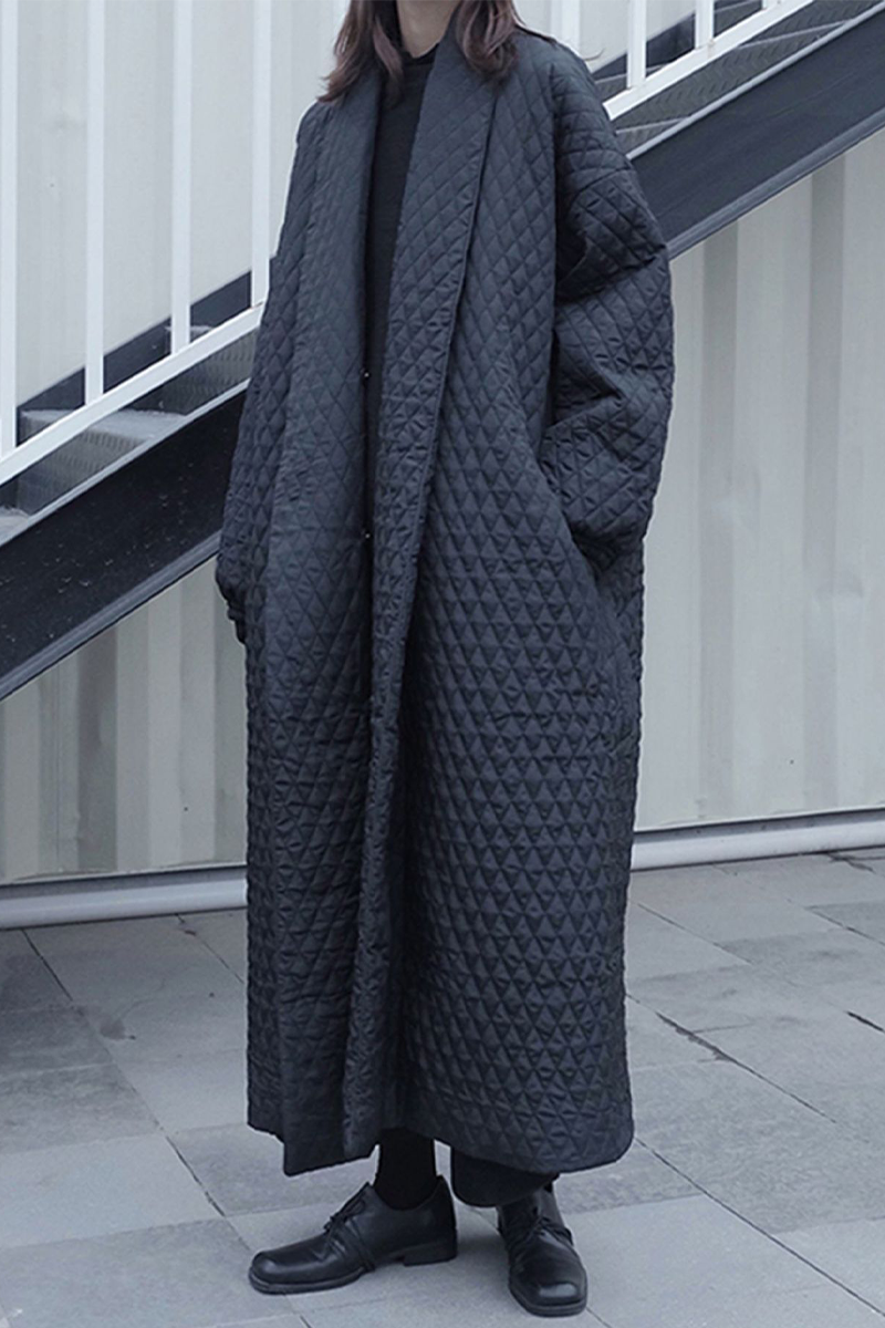 Grand manteau d'hiver à col châle et poches, texture casual, taille grande.