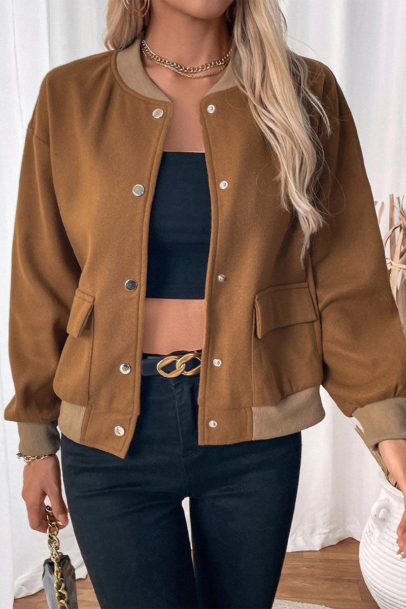 Vêtements d'extérieur décontractés à poches, boutons et col montant.