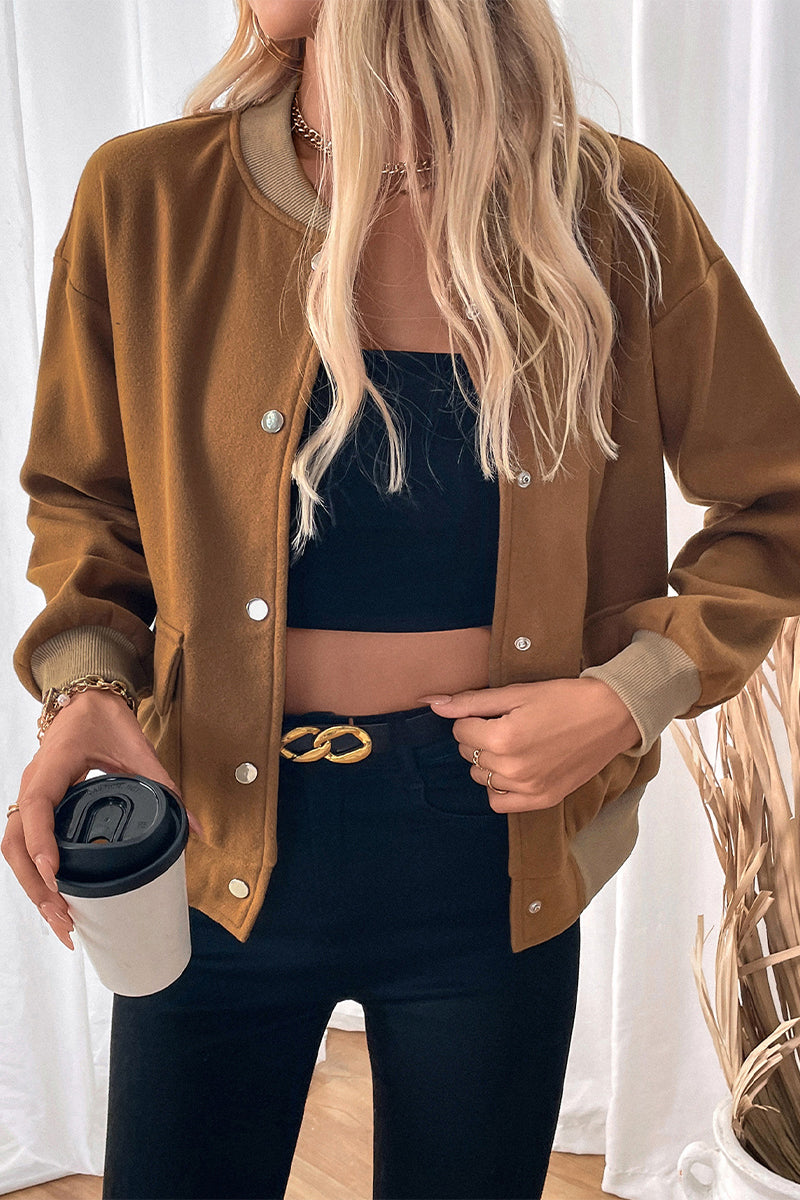 Vêtements d'extérieur décontractés à poches, boutons et col montant.