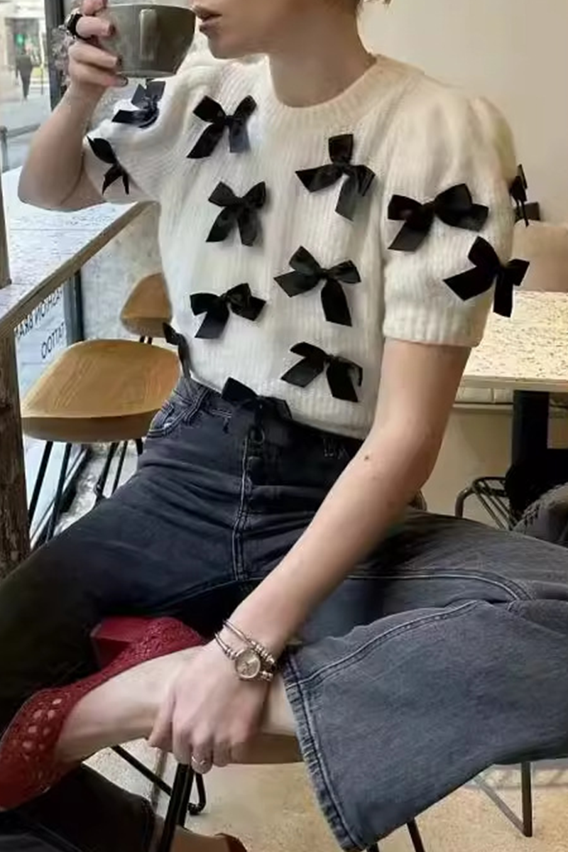 Pull casual à col rond, avec patchs et contrastes, et nœud.