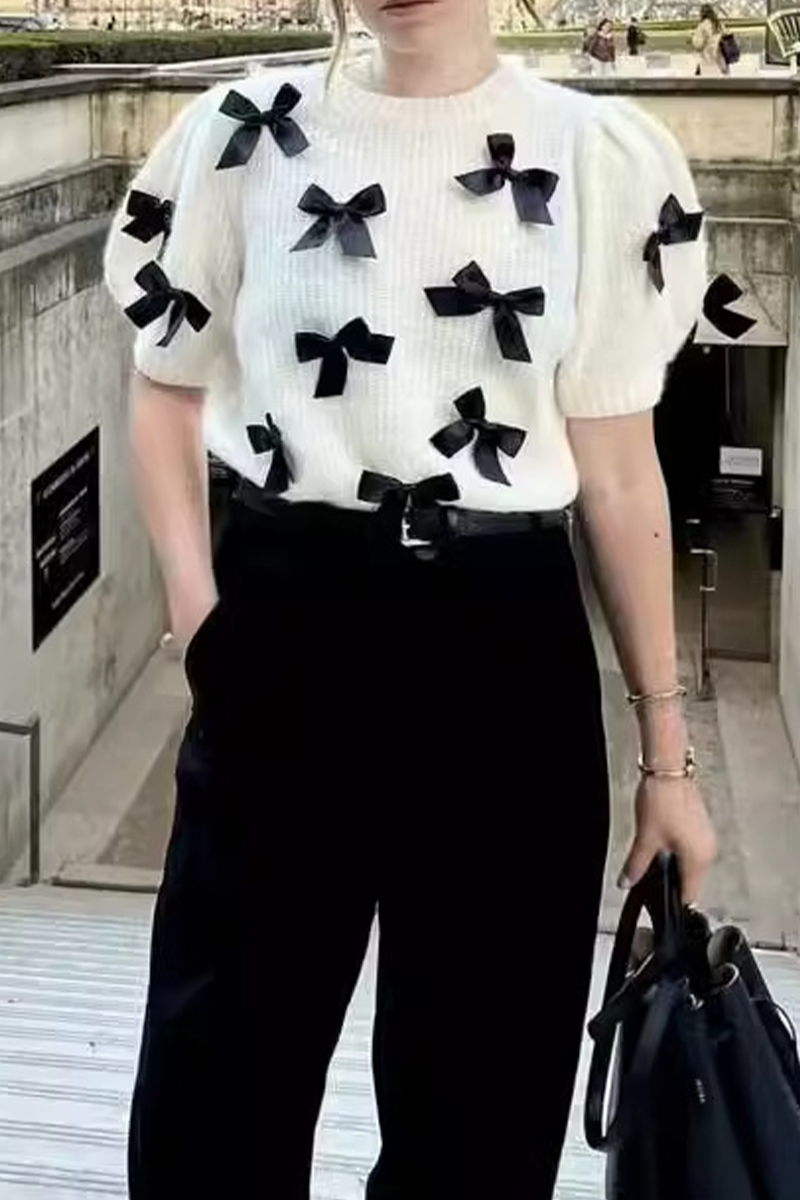 Pull casual à col rond, avec patchs et contrastes, et nœud.