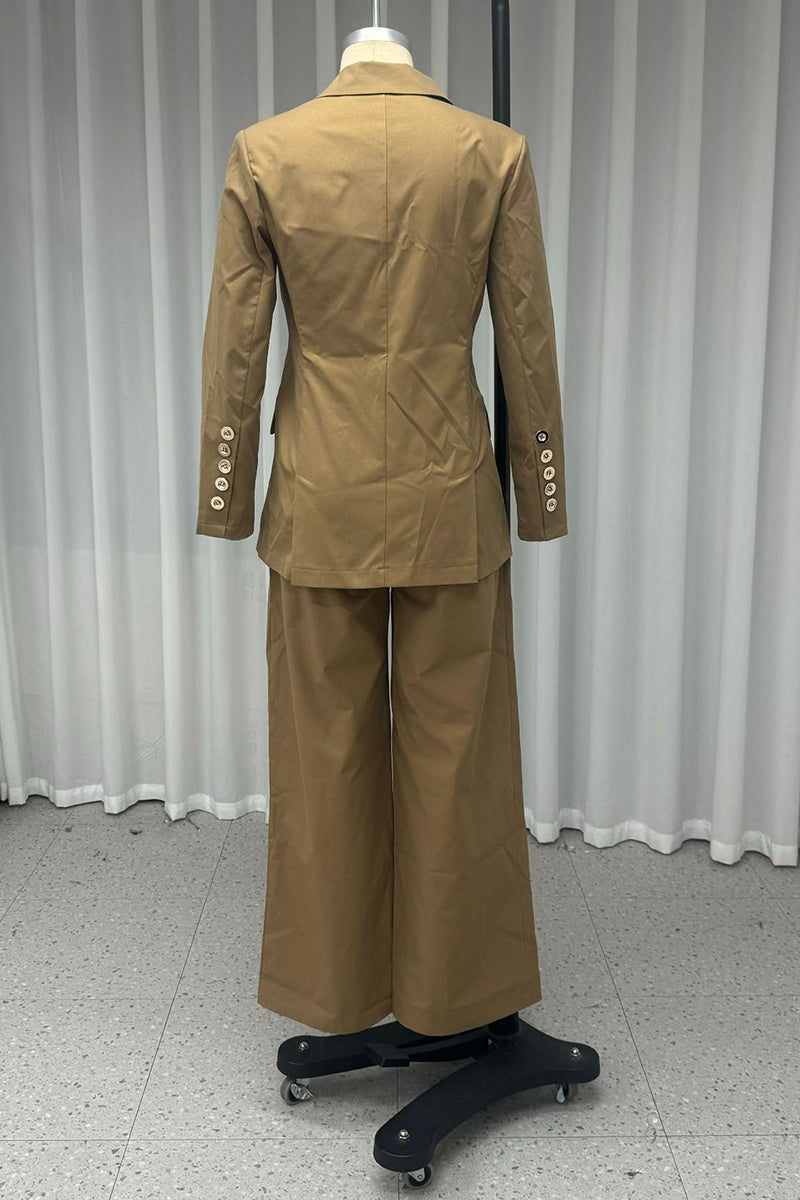 Ensemble deux pièces décontracté à manches longues avec col montant et boutons.