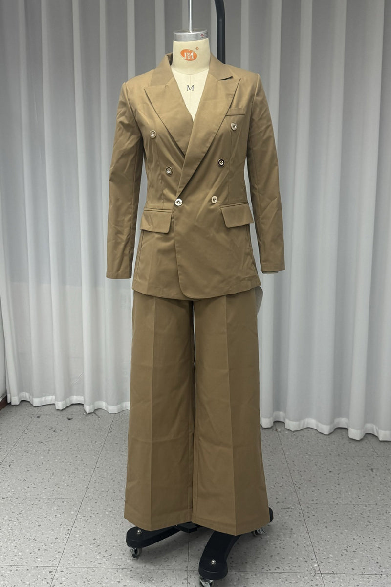 Ensemble deux pièces décontracté à manches longues avec col montant et boutons.