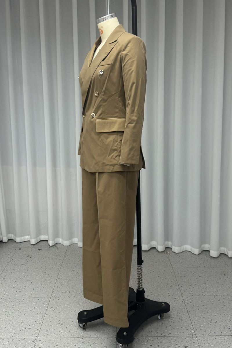 Ensemble deux pièces décontracté à manches longues avec col montant et boutons.