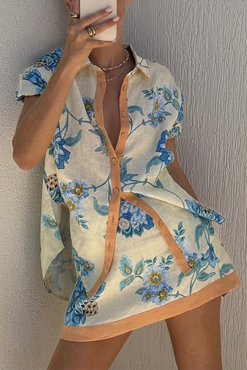 Ensemble deux pièces pour vacances : imprimé floral, boutons contrastés, col montant, manches courtes.