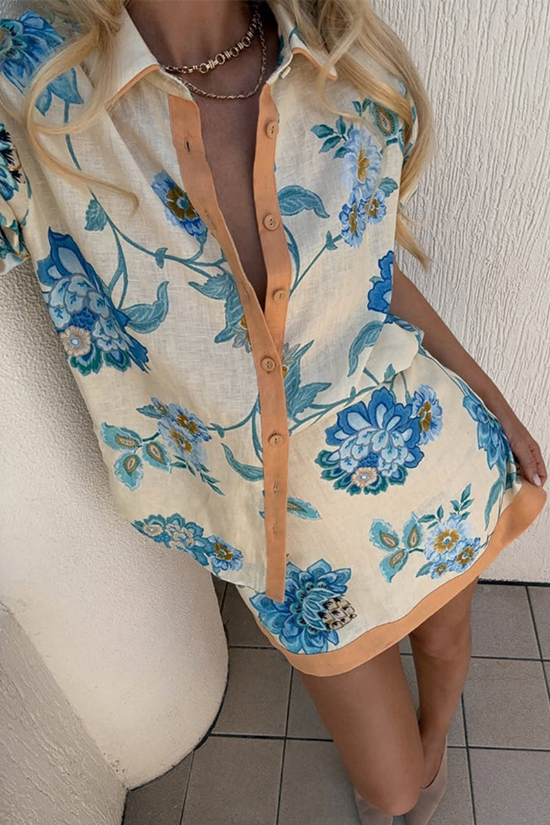 Ensemble deux pièces pour vacances : imprimé floral, boutons contrastés, col montant, manches courtes.