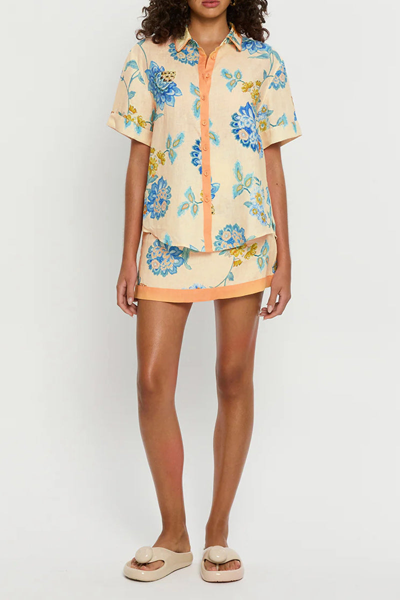 Ensemble deux pièces pour vacances : imprimé floral, boutons contrastés, col montant, manches courtes.