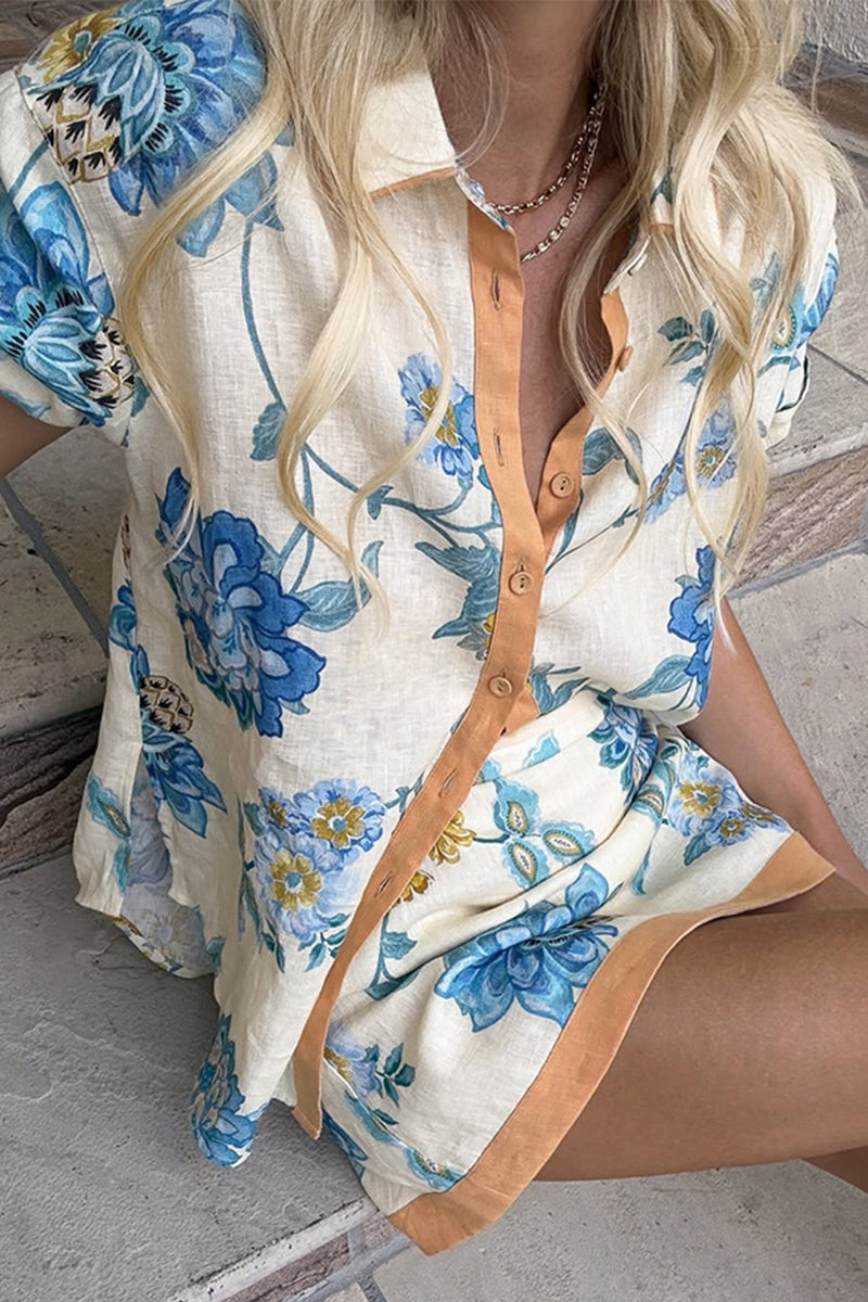 Ensemble deux pièces pour vacances : imprimé floral, boutons contrastés, col montant, manches courtes.