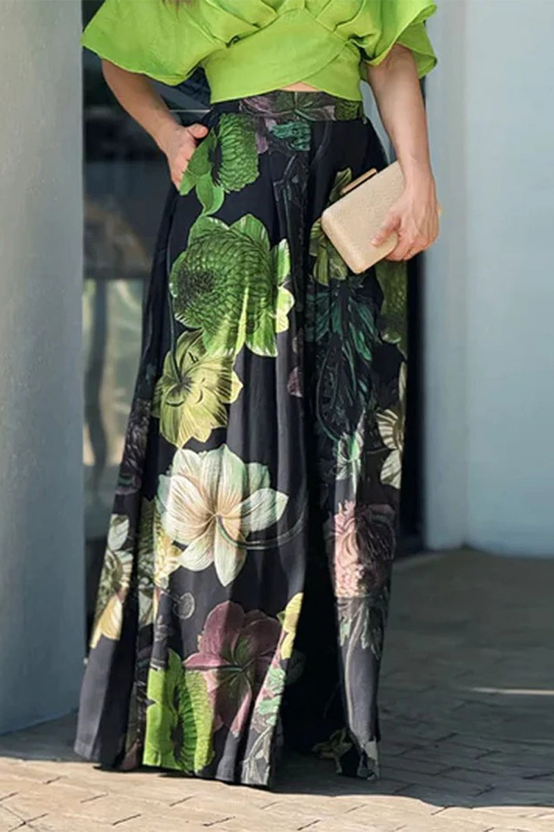 Ensemble deux pièces décontracté à manches courtes, avec imprimé floral, poches et col en V contrastant.